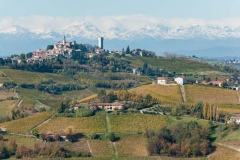 Canelli, Torre deei Contini : panorama sur les vignes en automne depuis le haut de la tour -  Calosso et les Alpes enneigées